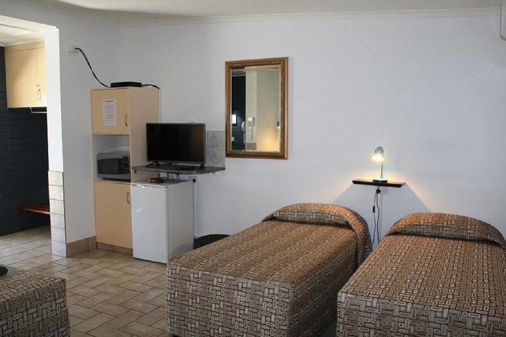 Central Motel Gin Gin Esterno foto
