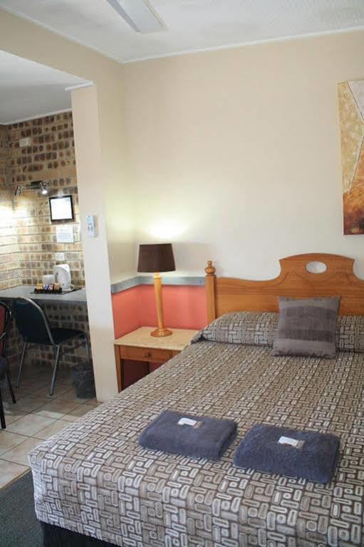Central Motel Gin Gin Esterno foto