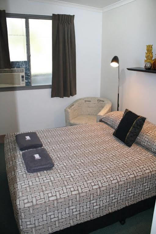 Central Motel Gin Gin Esterno foto