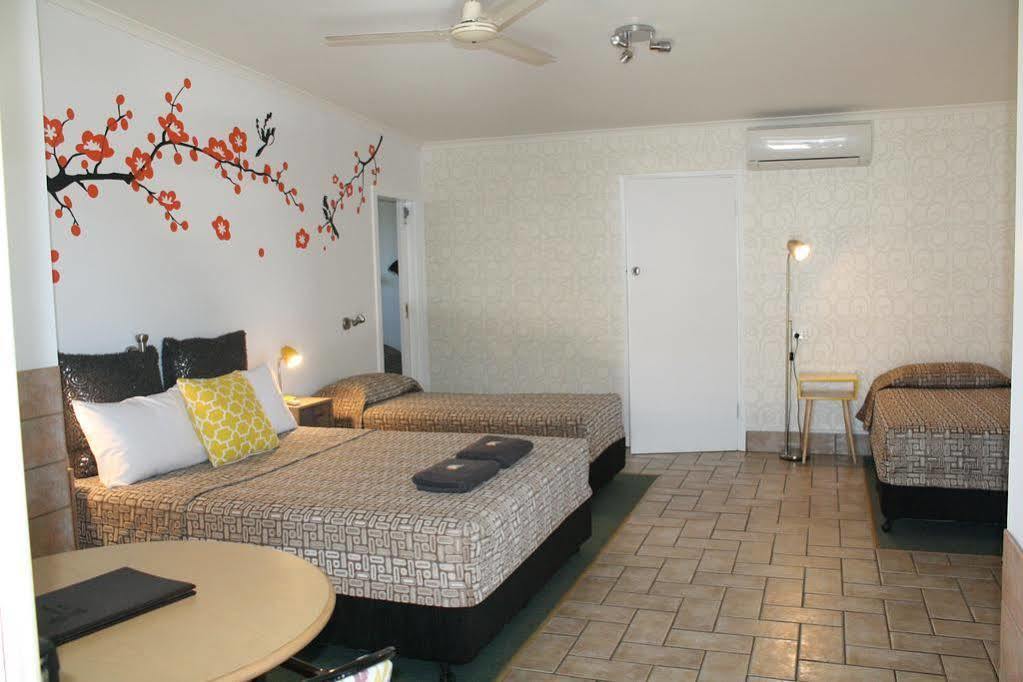 Central Motel Gin Gin Esterno foto